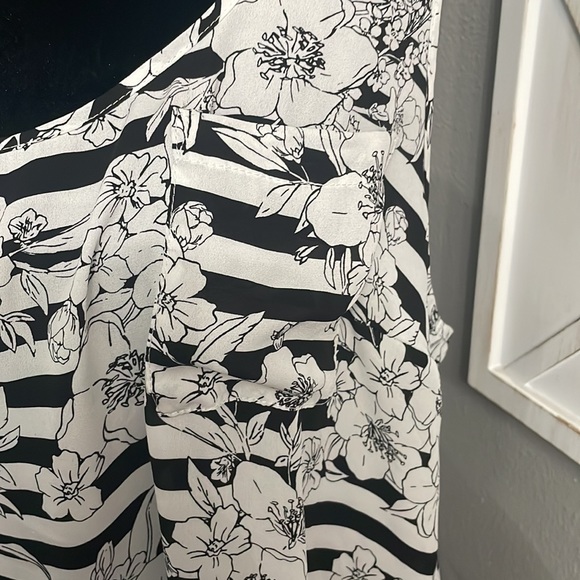 Torrid Size 1 Chiffon Striped Floral Tabk Flowey - Picture 2 of 8
